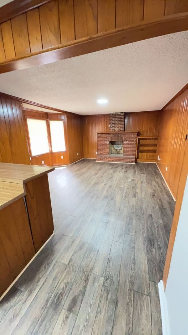 Building Photo - Beautifully Updated 4 bedroom 2 bath