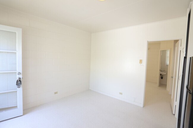 Building Photo - McCully - 1 Bdrm/1 Bath/1 Prkg - $1,300