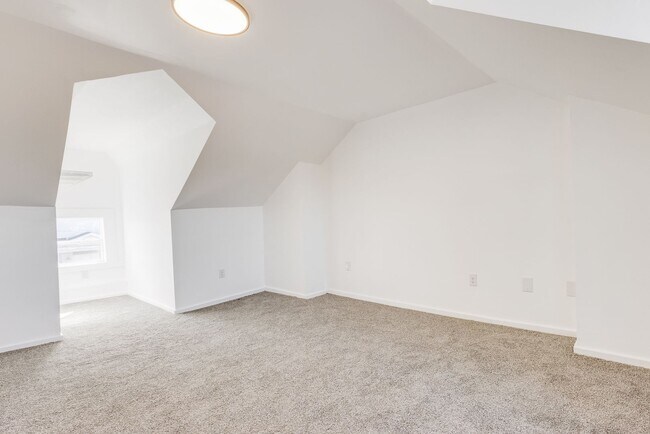 Building Photo - AVAILABLE NOW - Beautiful 3 Bedroom Home w...