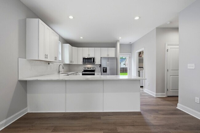 Building Photo - 573 Circle Dr