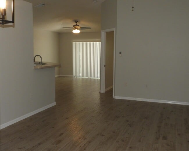 Building Photo - 1520 Vista Lake Cir