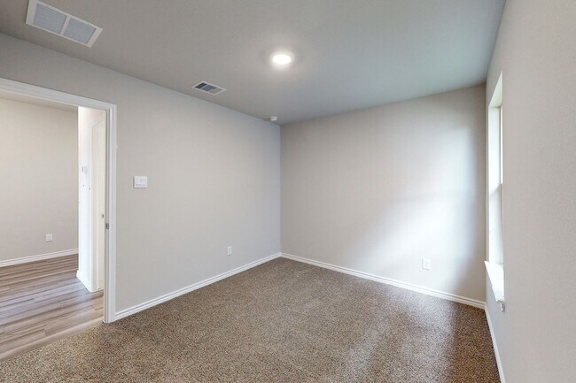 Building Photo - 3 Bedrom 2 bath with a 2 car garage in Sou...