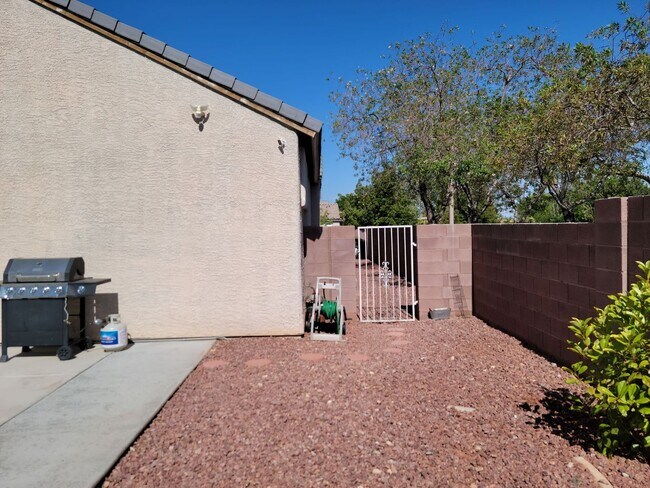 Building Photo - Downtown Summerlin Beauty