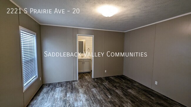 Building Photo - 2221 S Prairie Ave
