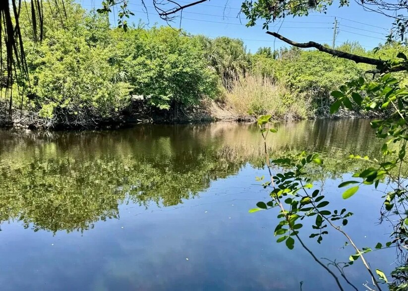 El Rio Canal - 450 NW 20th St