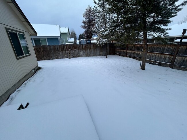 Building Photo - Recently Updated 2 Bedroom Home