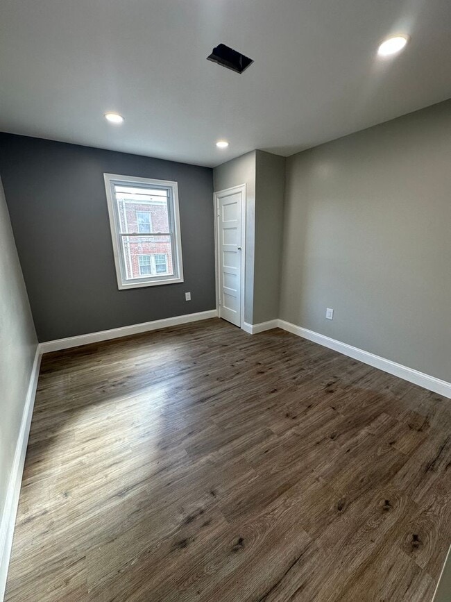 Building Photo - Newly Renovated 3 Bed/1 Bath Row Home