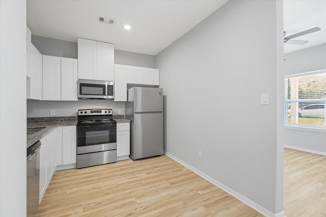 Building Photo - 205 N Bay