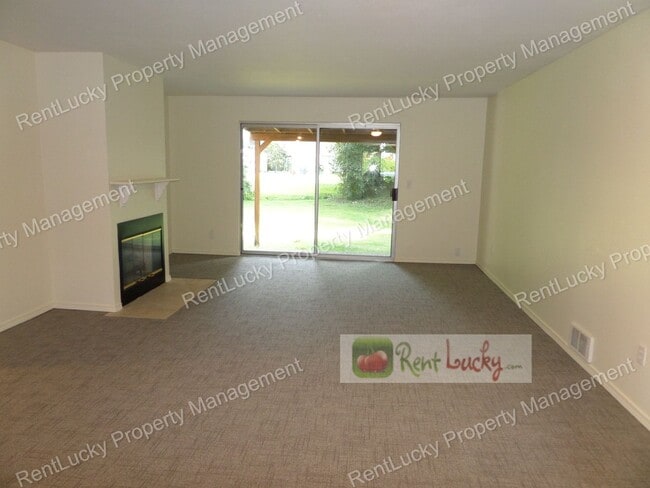 Building Photo - Super-Cute 2 Bedroom, 2 Bath Duplex in Unbeatable Location in Bellevue!!