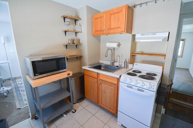 Building Photo - Cozy 2 Bedroom SE Rochester Home with Incredible Yard!