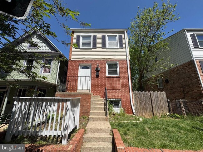 Primary Photo - 1344 Valley Pl SE