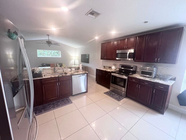 Building Photo - 3872 Cypress Lake Dr