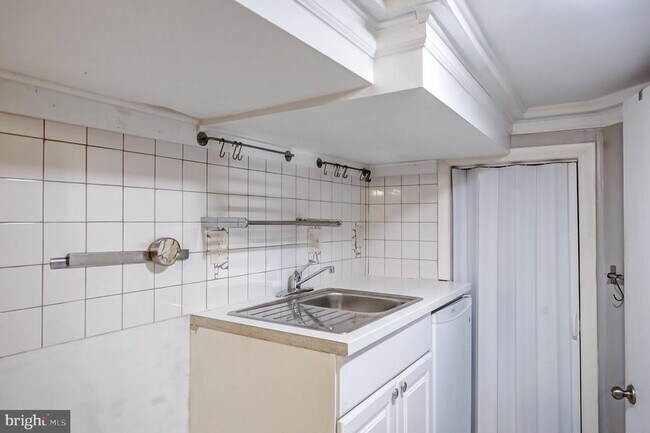 Building Photo - 13 E Henrietta St