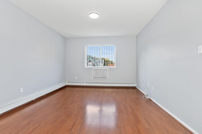 Building Photo - 639 E 226th St