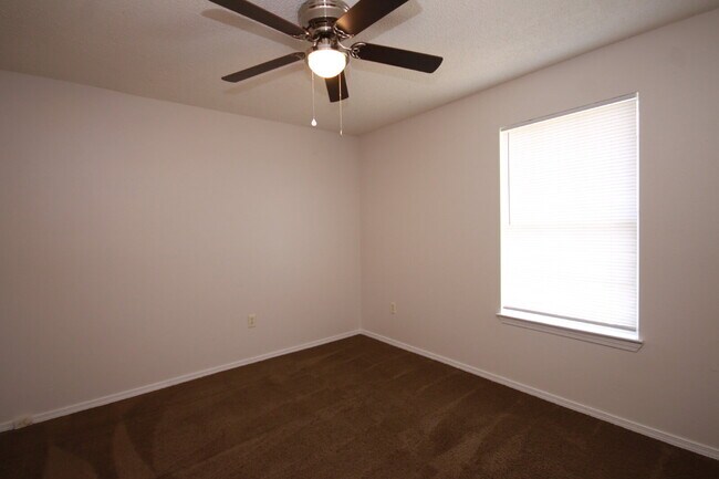 Building Photo - 3 Bedroom Home with Fenced Yard Near Downt...