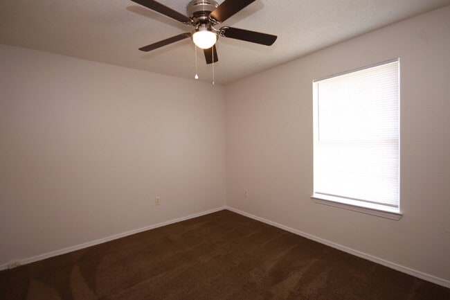 Building Photo - Fully Updated 3BD/1BA Home Near Downtown –...