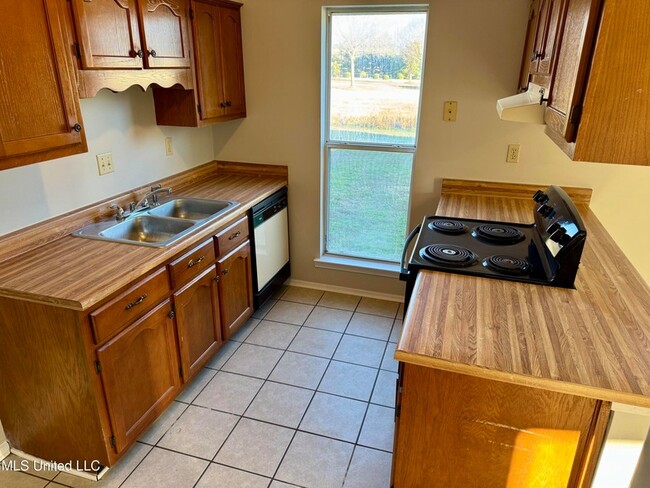 Building Photo - 6050 Somerset Dr