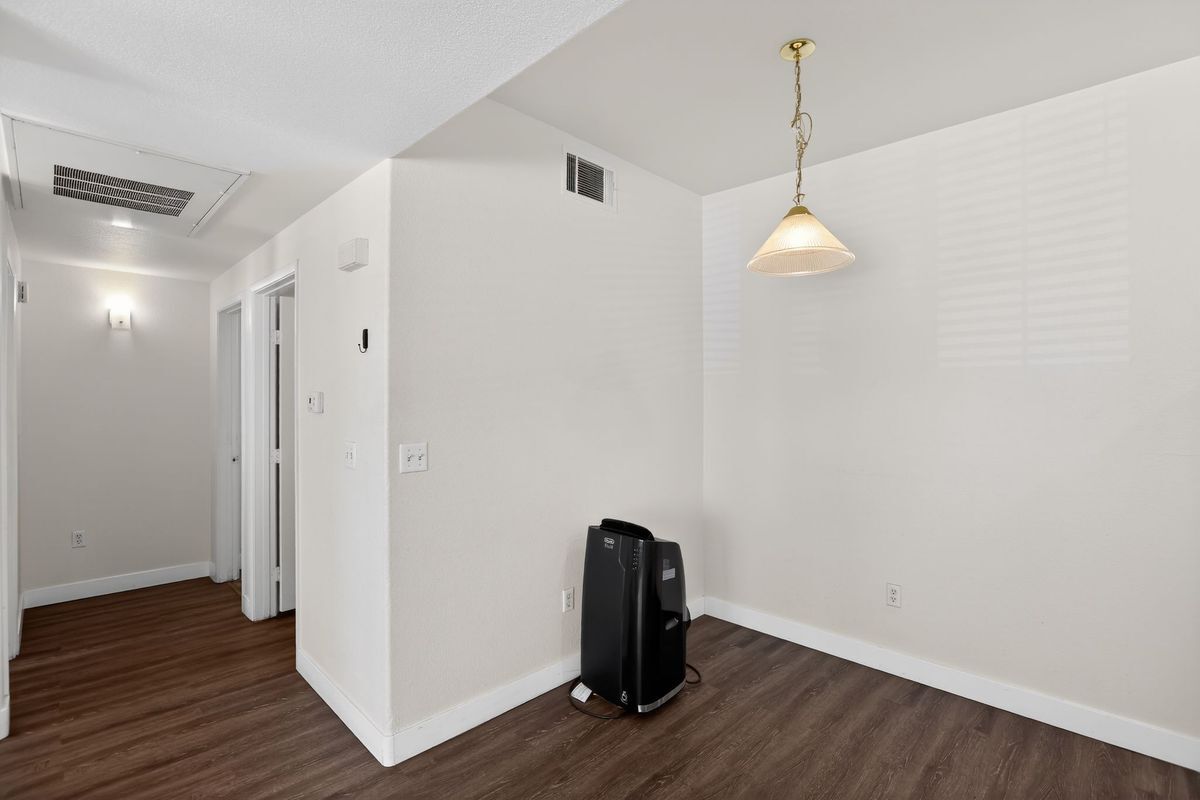 Building Photo - 2060 Rancho Lake Dr