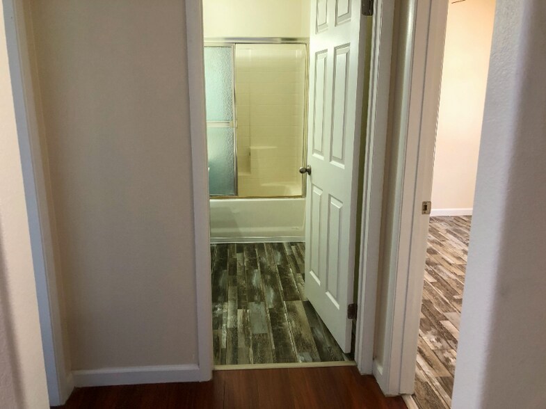 Building Photo - 3038 Tarpon Dr