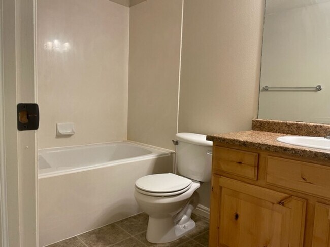 Building Photo - Beautiful 3-Bedroom Condo in Pleasant Grove