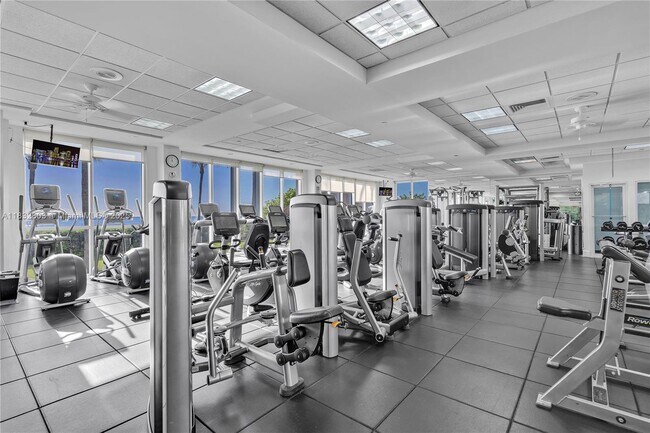 Building Photo - 16485 Collins Ave
