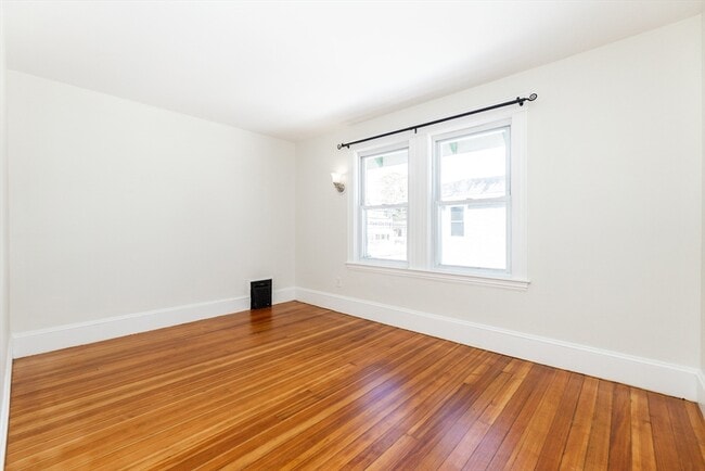 Building Photo - 359 Concord St