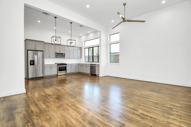 Building Photo - 732 W 22nd St