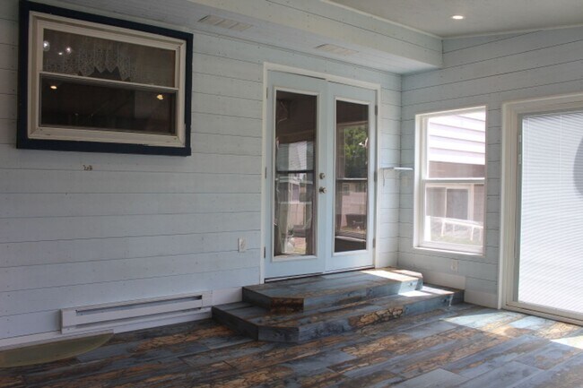 Building Photo - Columbine Hills - 3 BR/2 1/2 BA Home!