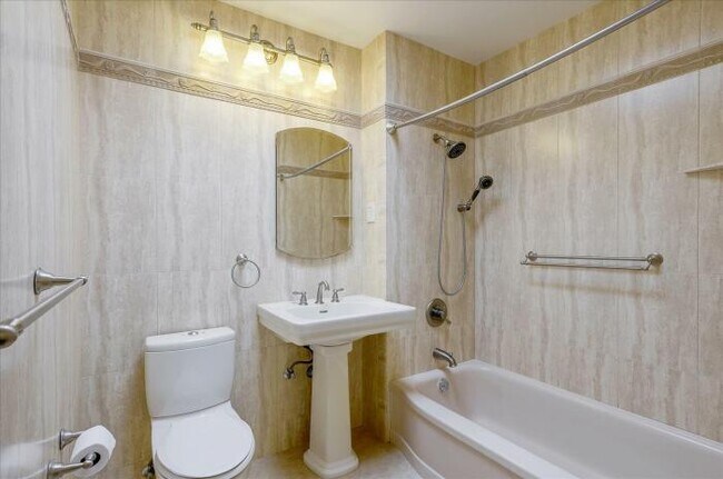 Building Photo - 3 bedroom in San Francisco CA 94122