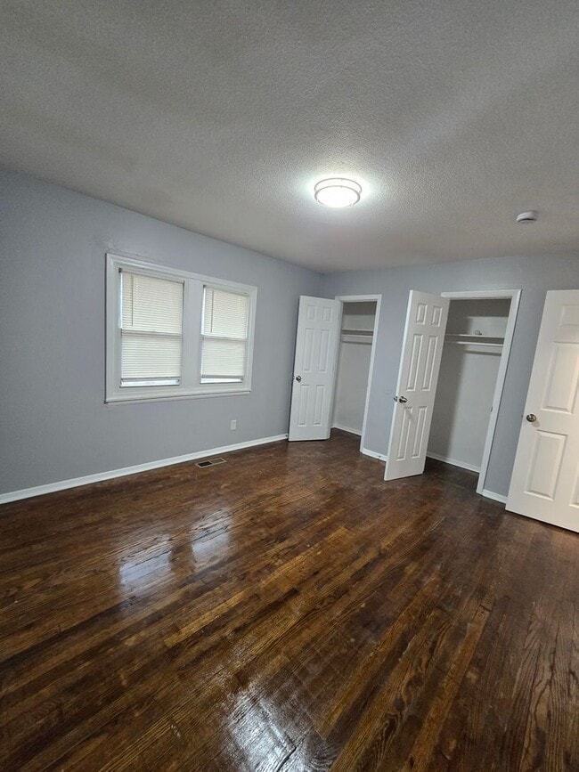 Building Photo - Renovated duplex