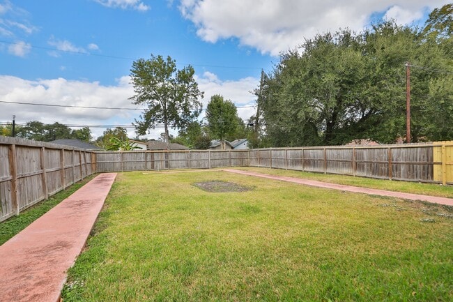 Building Photo - 913 Avenue M