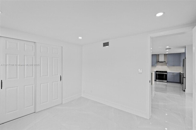 Building Photo - 719 SW 25th Ave