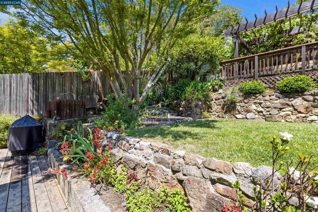 Building Photo - 1048 Leo Way