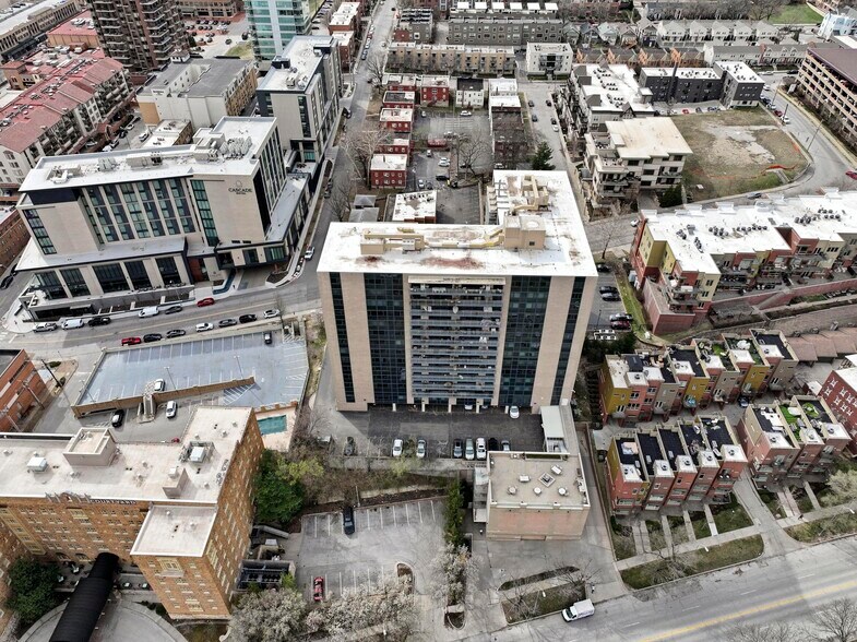 Building Photo - 4545 Wornall Rd