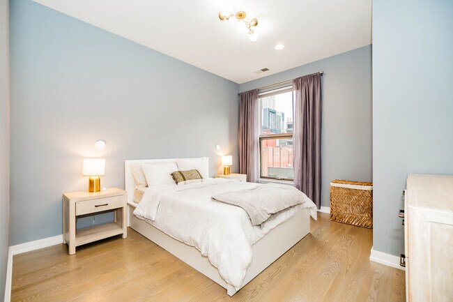 Building Photo - 150 W Superior St