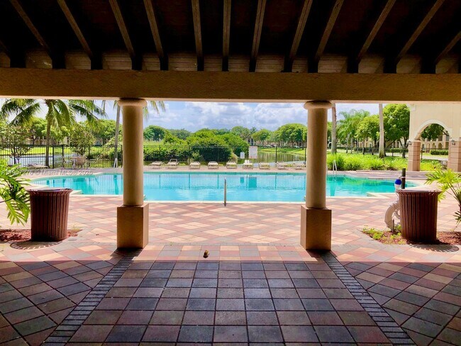 Building Photo - 2532 Centergate Dr