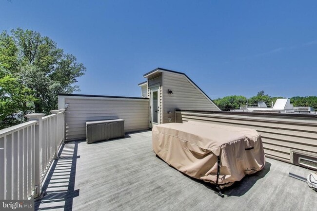 Building Photo - 5004 Oakmoore Dr