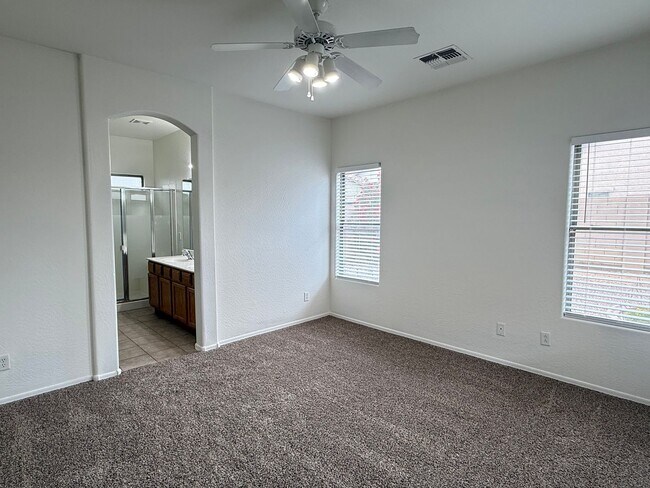 Building Photo - BRAND NEW CARPET 3 Bedroom 2 Bathroom Spacious Floorplan!