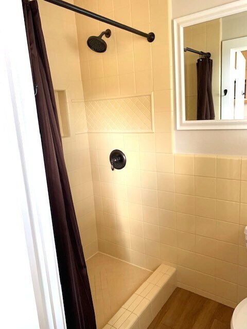Studio Bathroom - 871 A Dowdell Ln