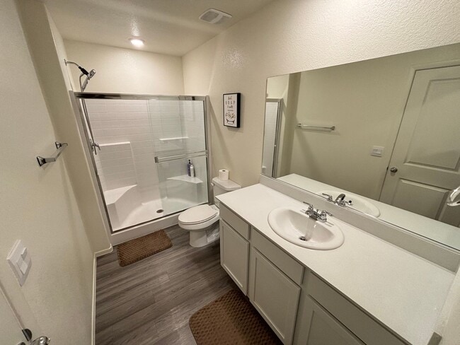 Building Photo - Gorgeous 3Bed/2.5Bath/2Car Townhome located in Southwest Las Vegas- Make the Move for Less: $300 ...