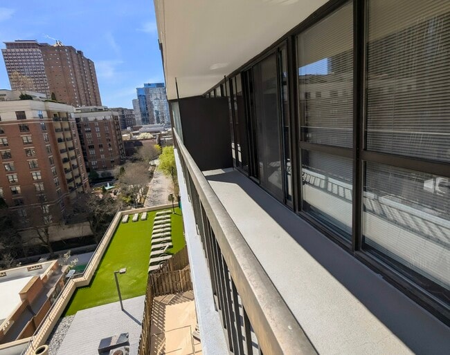Building Photo - 33 W Delaware Pl
