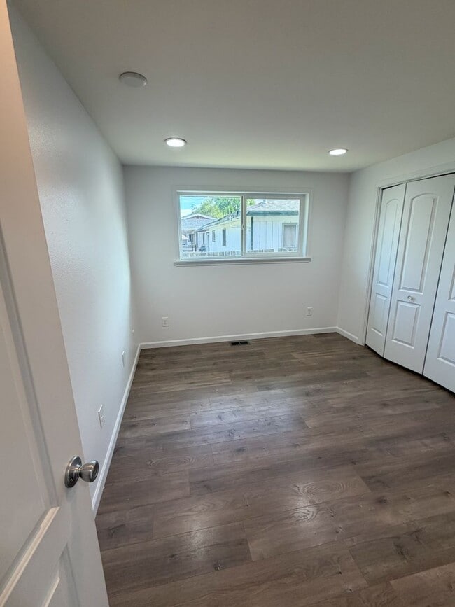 Building Photo - 3 Bedroom, 2 Bath House