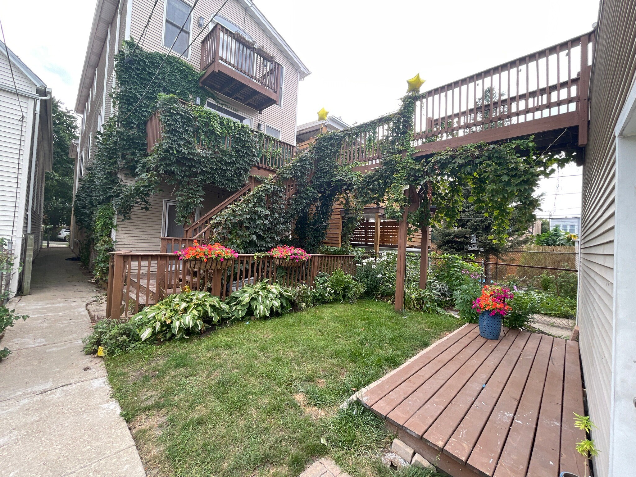 Private backyard - 2234 W Melrose St
