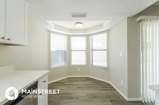 Building Photo - 5643 W Sunnyside Dr