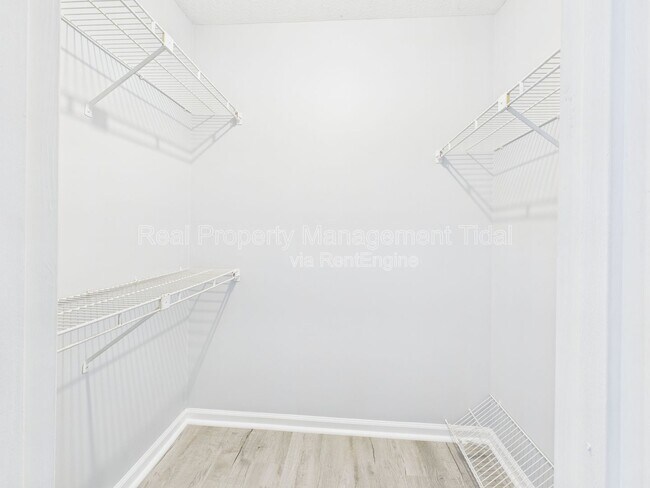 Building Photo - 121 Tidal Dr