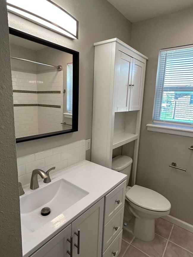 Building Photo - 3-bedroom, 1.5-bath in the MacArthur Schoo...