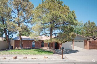 Building Photo - Amazing 3 Bedroom in the Academy Neighborhood