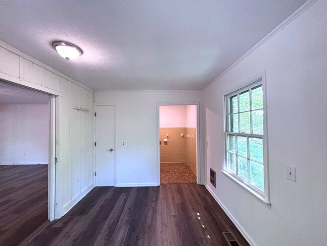 Building Photo - Private Wooded Retreat in Gainesville | 3 Bed | 2 Bath | Unfinished Basement