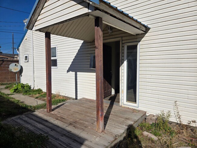 Building Photo - Northside Spokane! Available Now! Move In Special!!