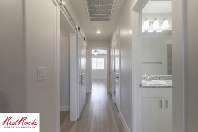 Building Photo - Pet friendly 3 Bedroom Townhome in Washington!